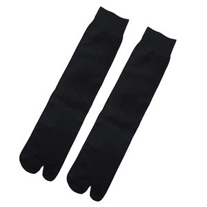 Classic black tabi socks for flip-flops with minimalist vertical stripe knit design