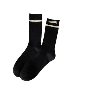 Calze nere in stile giapponese con striscia bianca ed etichetta decorativa in tessuto