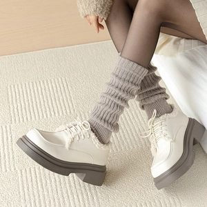 Détail de mocassins à plateforme blanc cassé avec bordure en fourrure et semelles épaisses