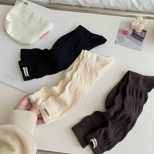 Tessuto a maglia dettagliato di calze in nero, beige e marrone caffè scuro