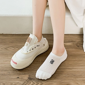 Calze invisibili bianche con ricamo a scacchi e scarpe di tela casual per donna