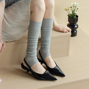 Ballett-Stulpen in Grau mit schwarzen Slingback-Absätzen für Damen im Retro-Look
