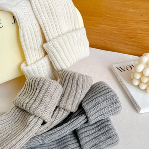Texture de tricot détaillée des jambières d'hiver en maille côtelée blanc et gris
