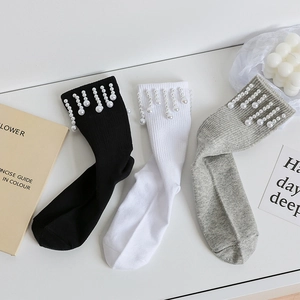 Chaussettes chic avec perles en noir, blanc et gris avec une texture en maille côtelée