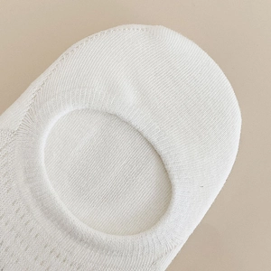 Dettaglio calzini bassi in cotone bianco con texture a maglia a coste e bordo rifinito