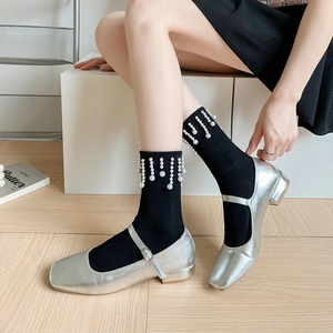 Chaussettes noires avec glands de perles verticales et chaussures Mary Jane argentées