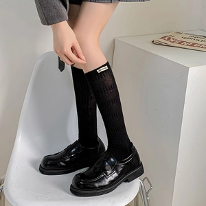 Schwarze Strick-Stulpen mit Plateau-Loafers im stilvollen japanischen College-Look