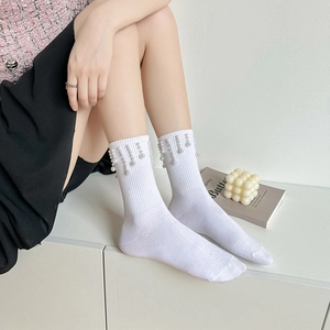 Chaussettes mi-hautes blanches avec élégants détails de franges en perles aux bords