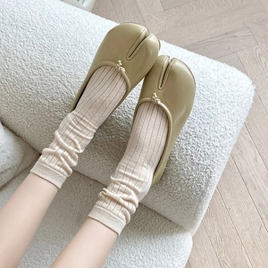Vista dall'alto delle ballerine Tabi oliva con fiocchi e design a punta divisa
