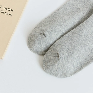 Gros plan détaillé de la pointe de chaussette en tricot gris avec couture lisse sans couture