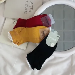 Lot de trois paires de chaussettes en coton avec dentelle douce en rouge, jaune et noir