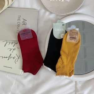 Trois paires de chaussettes en coton avec bordure en dentelle en rouge, noir et jaune gingembre