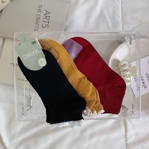 Chaussettes douces pour femmes avec bordure en dentelle noire, jaune et rouge