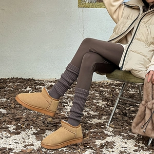 Mini bottes de neige en daim beige avec chaussettes plissées grises et tenue d'hiver