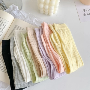 Dettaglio di calze a due dita a coste multicolore in tonalità pastello e maglia di cotone