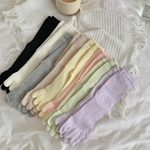 Detailansicht bunter Zehensocken in Pastelltönen mit gerippter Strickstruktur