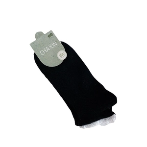 Chaussettes courtes noires en coton avec bordure en dentelle blanche et étiquette papier