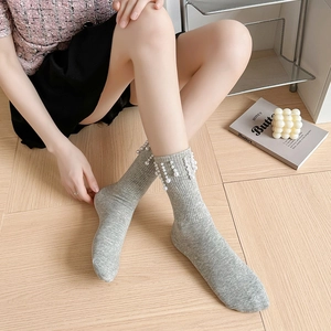 Chaussettes grises en tricot avec élégantes franges de perles pour un style féminin doux