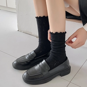 Chaussettes japonaises noires en maille ajourée avec bords volantés et mocassins style JK