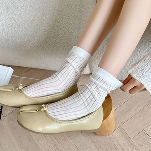Calze Tabi giapponesi giallo crema con design sottile a metà polpaccio e dita separate