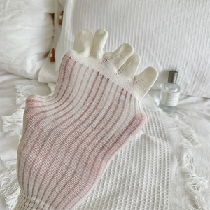 Detailansicht weißer Zehensocken aus atmungsaktivem Rippstrick für Damen im Alltag