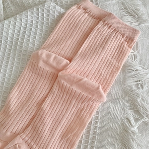 Detail von rosa Zehensocken aus Baumwolle mit vertikaler Rippenstruktur und weichem Stoff