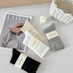 Détails de chaussettes en maille dentelle avec motifs ajourés et bords volantés