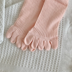 Detailansicht der rosa Zehensocken mit weicher Rippstruktur und klarem Zehendesign