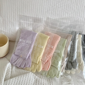 Detail von bunten Zehensocken mit vertikaler Rippenstruktur in Einzelverpackung