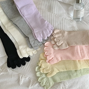 Sammlung bunter Fünf-Finger-Socken in Pastelltönen mit feiner Stricktextur für Damen