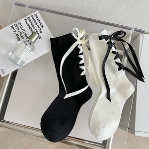 Chaussettes hautes Lolita avec ruban à l'arrière en coloris noir et blanc élégant