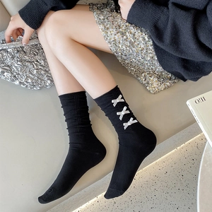 Chaussettes noires de style japonais avec nœuds blancs et ruchés latéraux élégants
