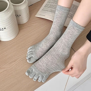 Detail der elastischen grauen Zehensocken mit vertikaler Rippenstruktur für Damen