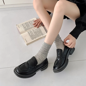 Klassische schwarze Plateau-Loafer aus Leder für einen minimalistischen Pendler-Stil