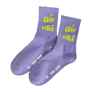 Calze viola in cotone a metà polpaccio con scritta gialla KEEP SMILE in stile streetwear