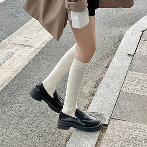 Calcetines blancos altos de canalé con mocasines de plataforma para un estilo学院风