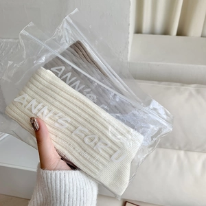 Detalle de calcetines de punto acanalado en crema y café en su envase de venta