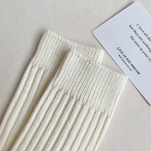 Primer plano de la textura de punto acanalado blanco en calcetines de algodón de mujer
