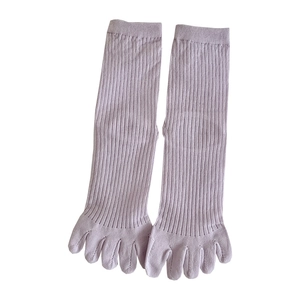 Zartlila Fünf-Finger-Socken für Damen mit elastischer Rippstrick-Textur in Flieder