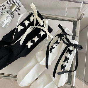 Vue détaillée de chaussettes mi-mollet Lolita avec rubans en satin et lacets élégants