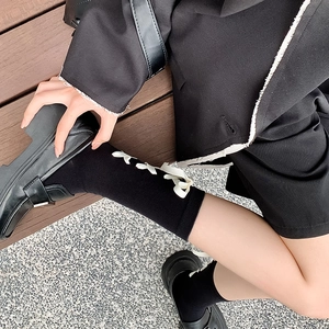 Détails de chaussettes noires à lacets blancs avec mocassins à semelles compensées JK