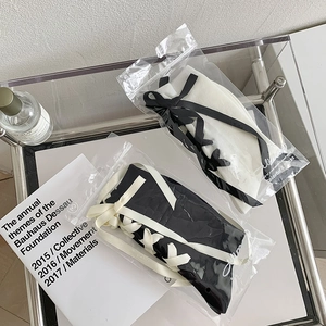 Détail des chaussettes hautes style Lolita avec un ruban élégant en satin à nœud