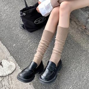 Calcetines de punto caqui para mujer con textura de canalé vertical y diseño holgado