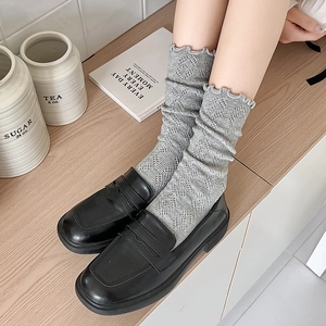 Chaussettes grises en tricot ajouré pour femme avec bordures volantées et losanges