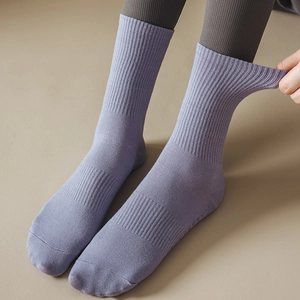 Chaussettes de yoga lilas avec motif en maille côtelée et design hautement élastique