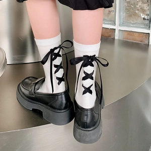 Chaussettes blanches Lolita avec nœuds en ruban au dos et mocassins noirs à plateforme