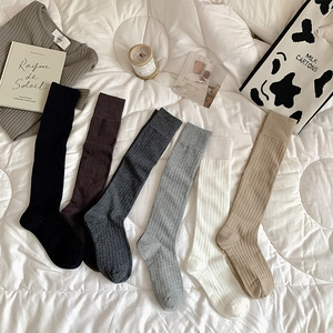 Détail des chaussettes hautes en maille côtelée en six couleurs pour l'hiver