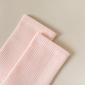 Détail de chaussettes de yoga roses avec texture côtelée et bordures élastiques douces