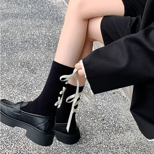 Chaussettes hautes noires style Lolita avec nœuds blancs et mocassins à plateforme