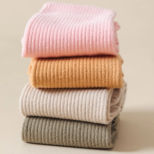 Détail de chaussettes de yoga côtelées multicolores avec semelles antidérapantes